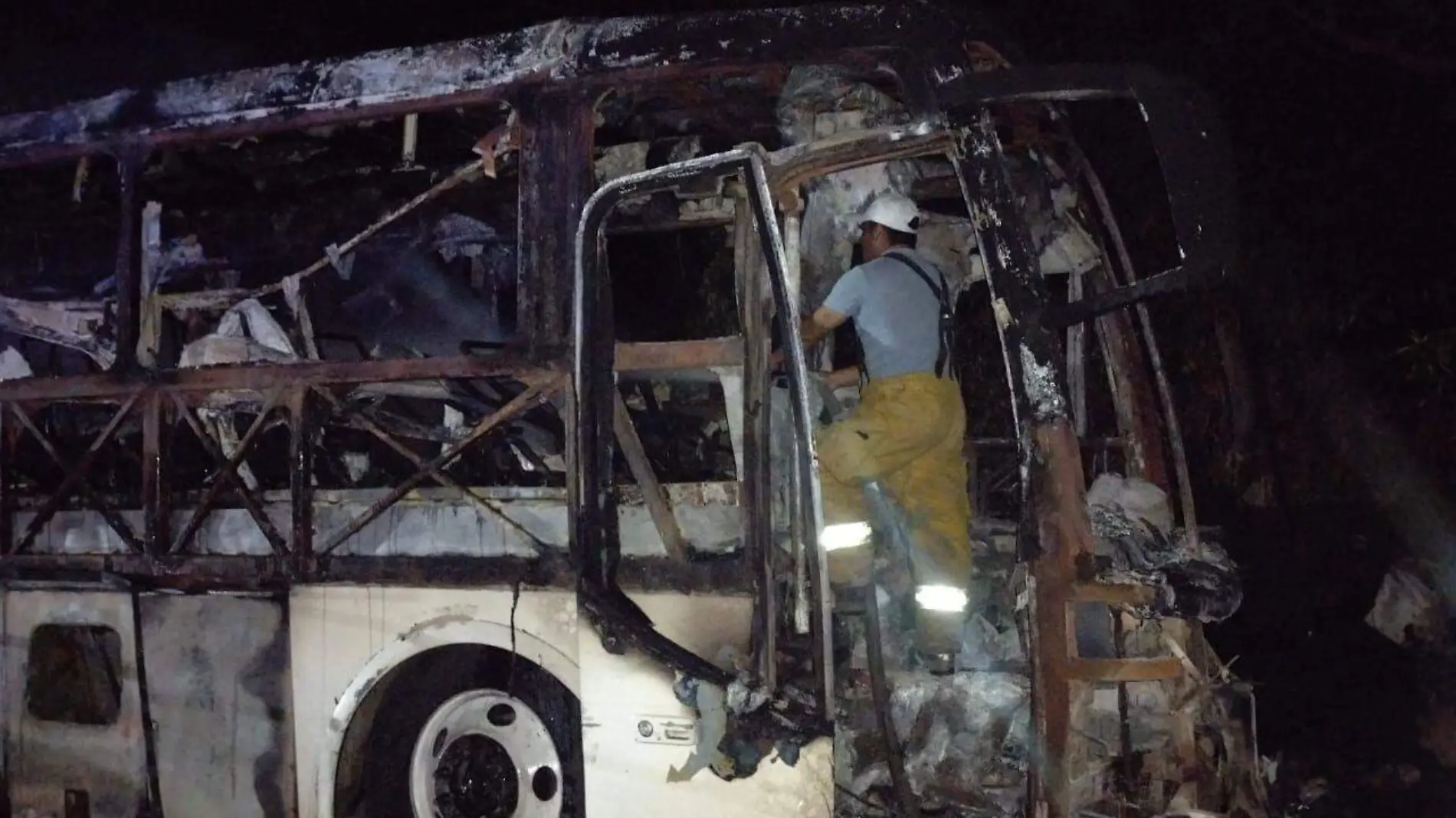 Bombero apagando incendio